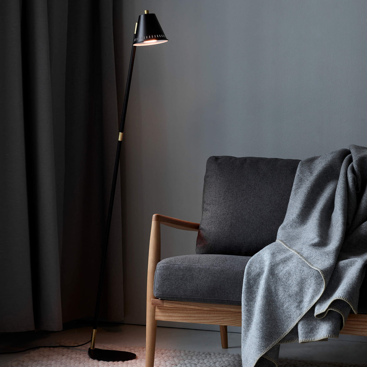 Pine Floor Lamp, Black